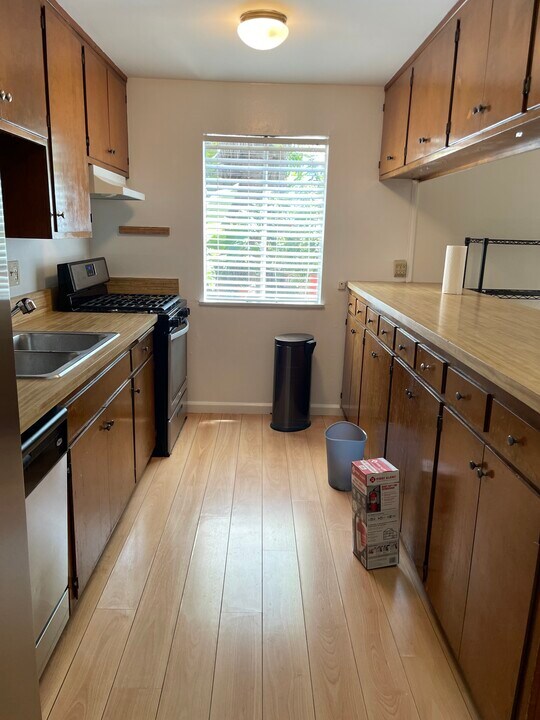 44 10th Ct in Hermosa Beach, CA - Building Photo