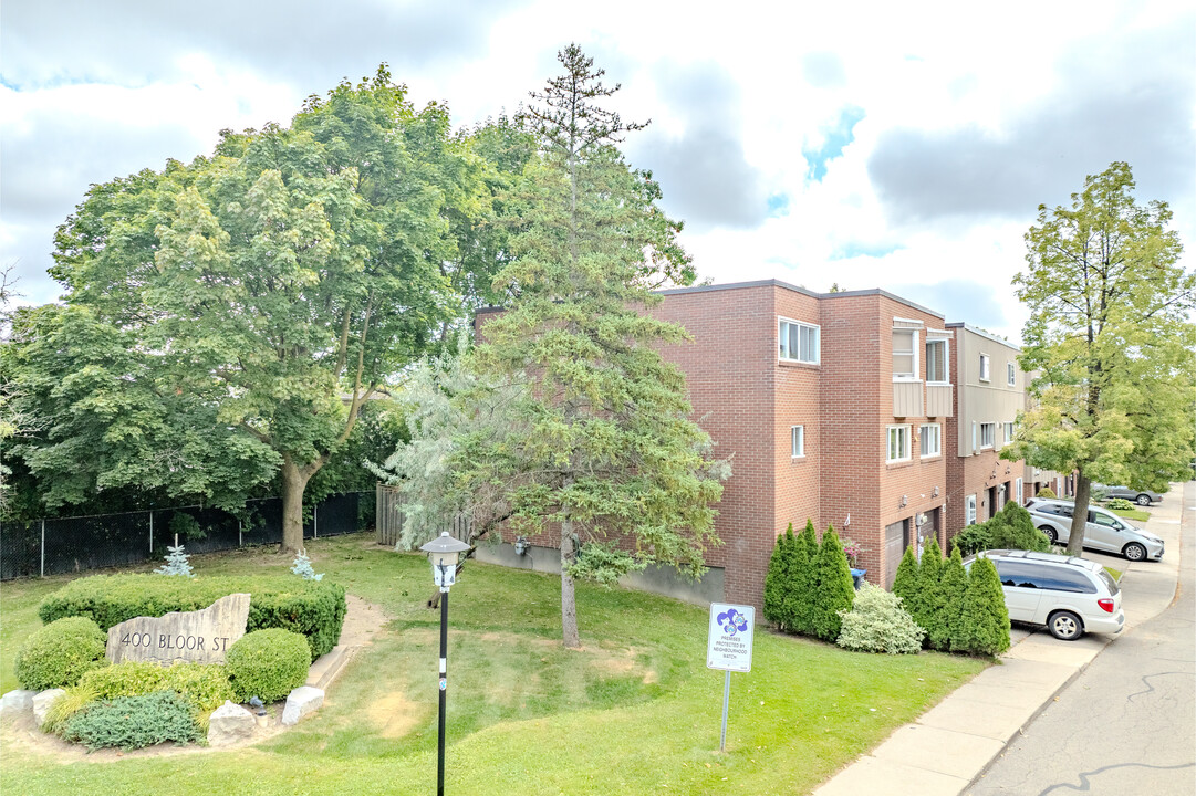 400 Bloor St in Mississauga, ON - Building Photo