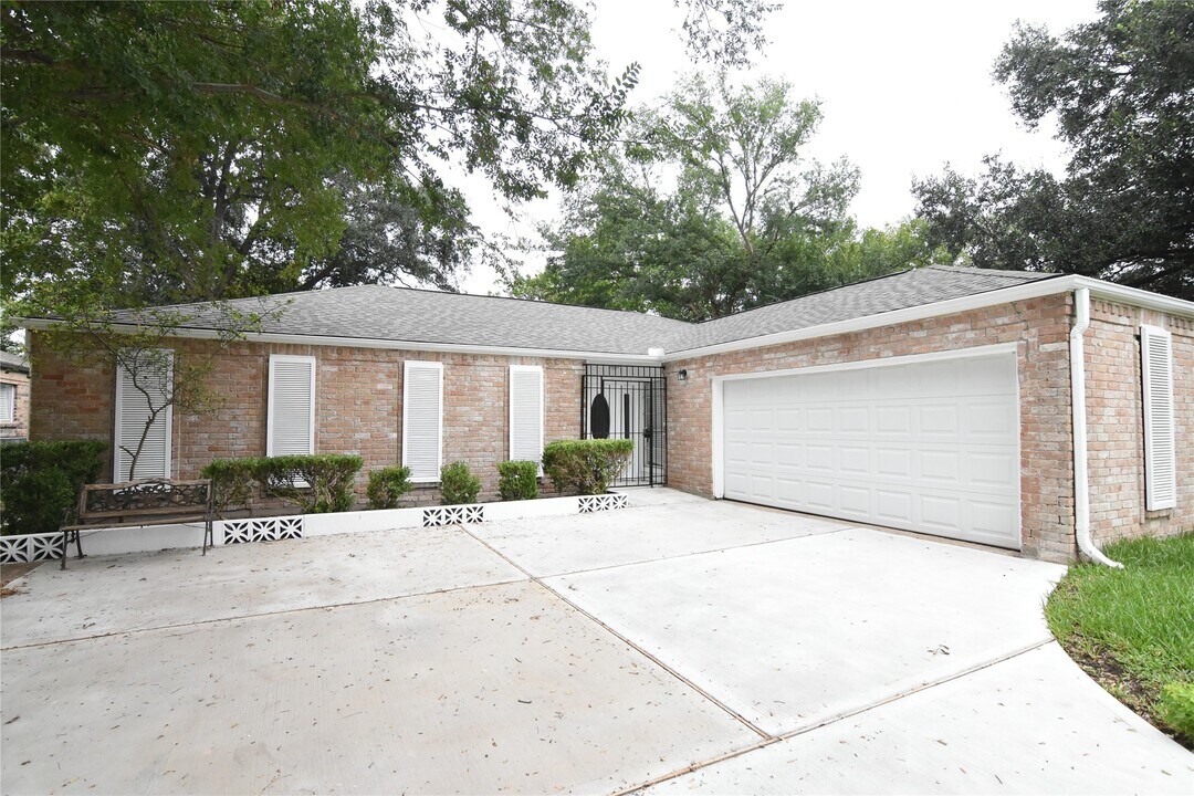13710 Ella Lee Ln in Houston, TX - Foto de edificio
