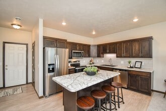 8142 E Tencate Pl in Sioux Falls, SD - Foto de edificio - Building Photo