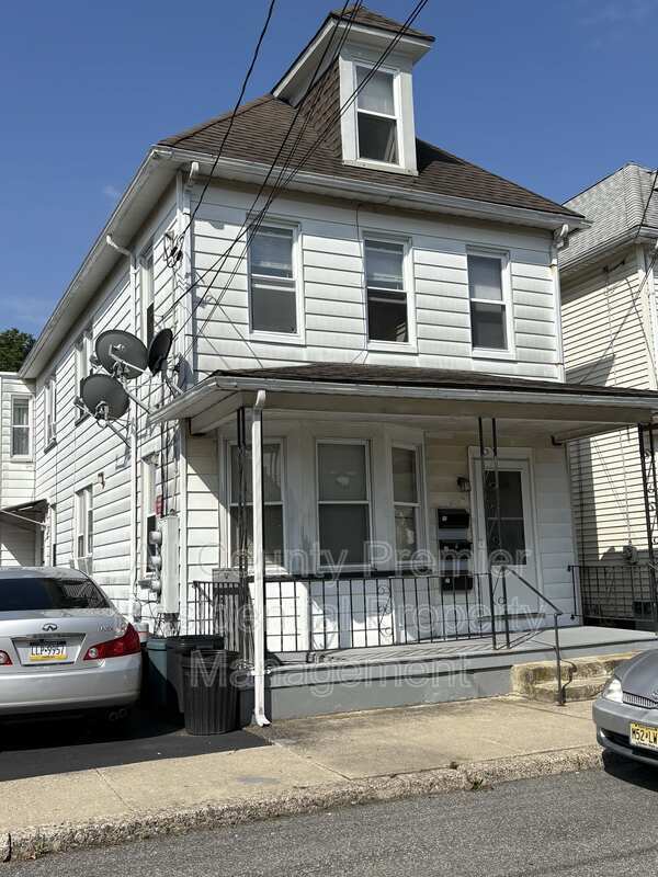 property at 4 Henshaw Ct