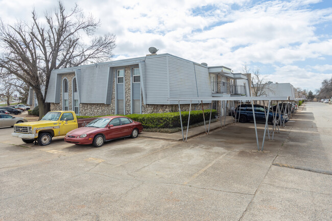 6022 NW Expressway in Oklahoma City, OK - Building Photo - Building Photo