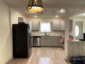 529 NE 4th St in Grand Prairie, TX - Building Photo - Building Photo