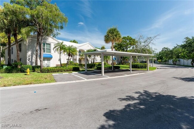 887 Gulf Pavilion Dr in Naples, FL - Foto de edificio - Building Photo