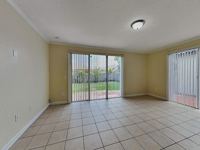 8113 NW 198th St in Hialeah, FL - Building Photo - Building Photo