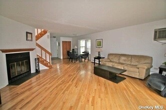 70 Hickory Rd in Port Washington, NY - Building Photo - Building Photo