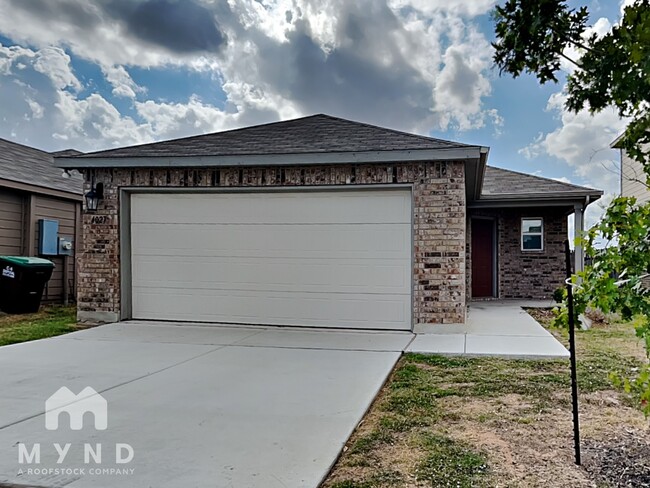 4027 Asher Alley in Saint Hedwig, TX - Foto de edificio - Building Photo