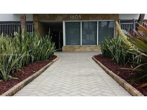 1605 Bay Rd in Miami Beach, FL - Building Photo - Building Photo