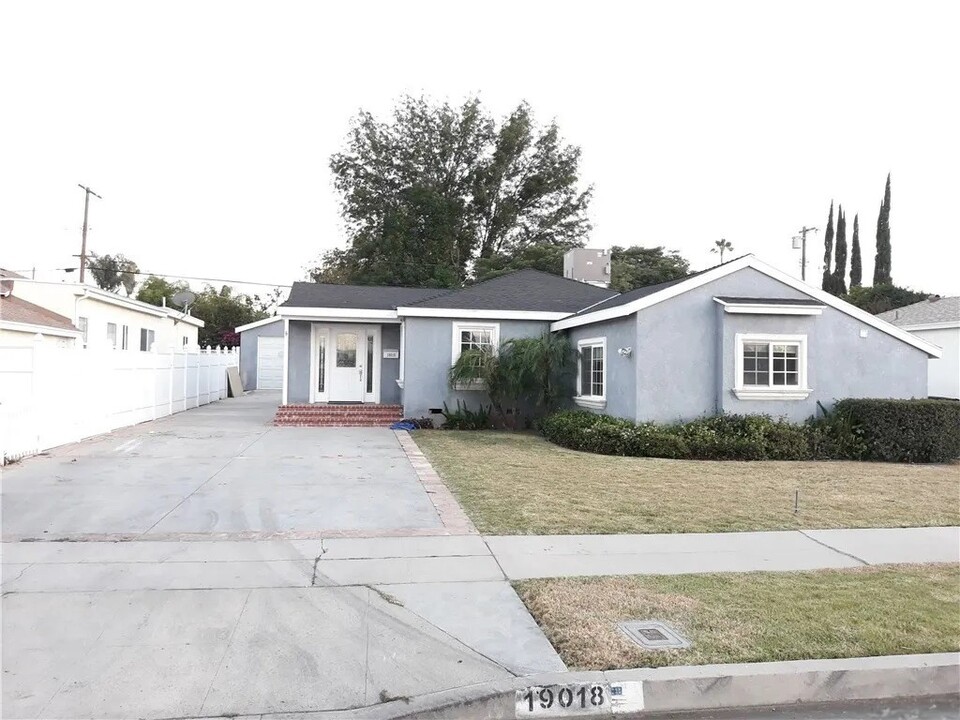 19018 Delano St in Los Angeles, CA - Building Photo