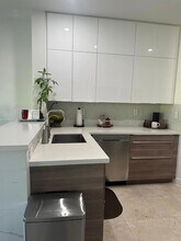 10923 NW 70th St in Doral, FL - Foto de edificio - Building Photo