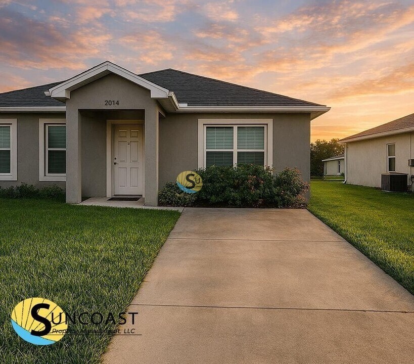 2014 Dorion St in Port Charlotte, FL - Foto de edificio