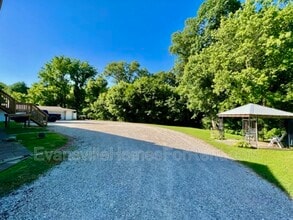 4624 New Harmony Rd in Evansville, IN - Foto de edificio - Building Photo