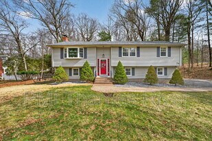 74 Hurlburt St in Glastonbury, CT - Building Photo