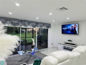 8929 Springtree Lakes Dr in Sunrise, FL - Foto de edificio - Building Photo