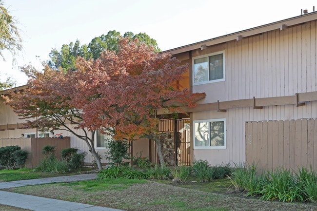Sierra Village Apartments in Fresno, CA - Foto de edificio - Building Photo