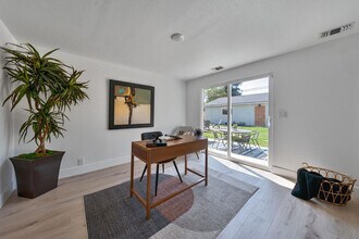 424 Stanford Ave in Roseville, CA - Building Photo - Building Photo