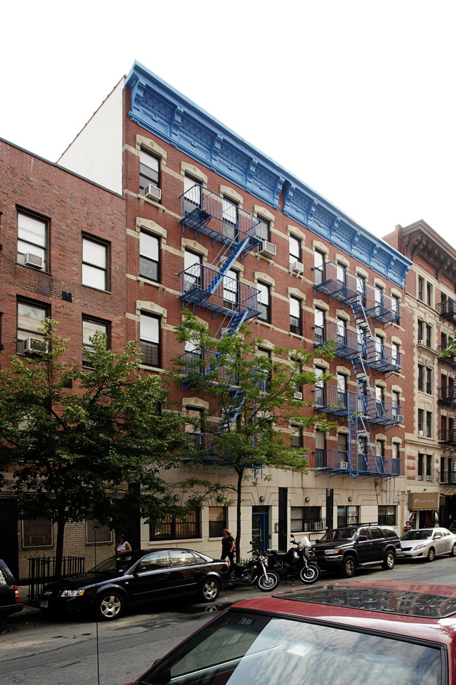 166 E Second St in New York, NY - Foto de edificio - Building Photo