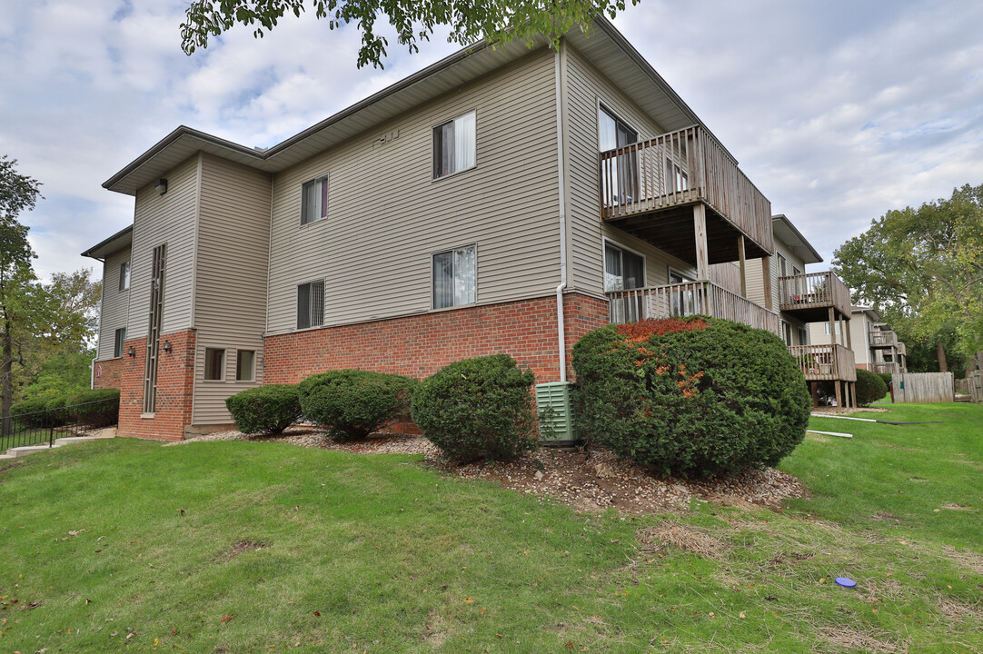 Hollybrook Apartments in Peoria, IL - Building Photo