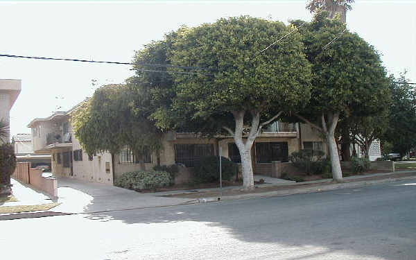 400 E Hardy St in Inglewood, CA - Foto de edificio