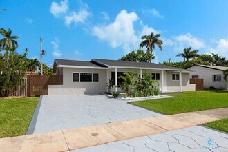 220 NE 10th Ave in Hallandale Beach, FL - Building Photo - Building Photo