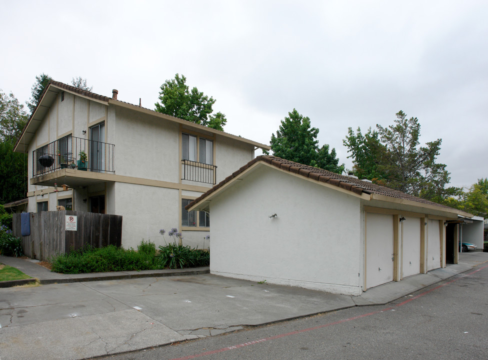 905 Civic Center Dr in Rohnert Park, CA - Foto de edificio