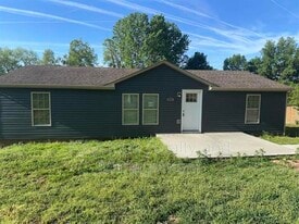 221 Bumpus Mill Rd in Oak Grove, KY - Building Photo