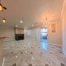 8600 W Charleston Blvd in Las Vegas, NV - Foto de edificio - Building Photo