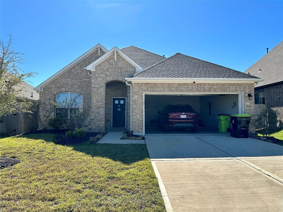 1128 Wandering Brook St in Magnolia, TX - Building Photo