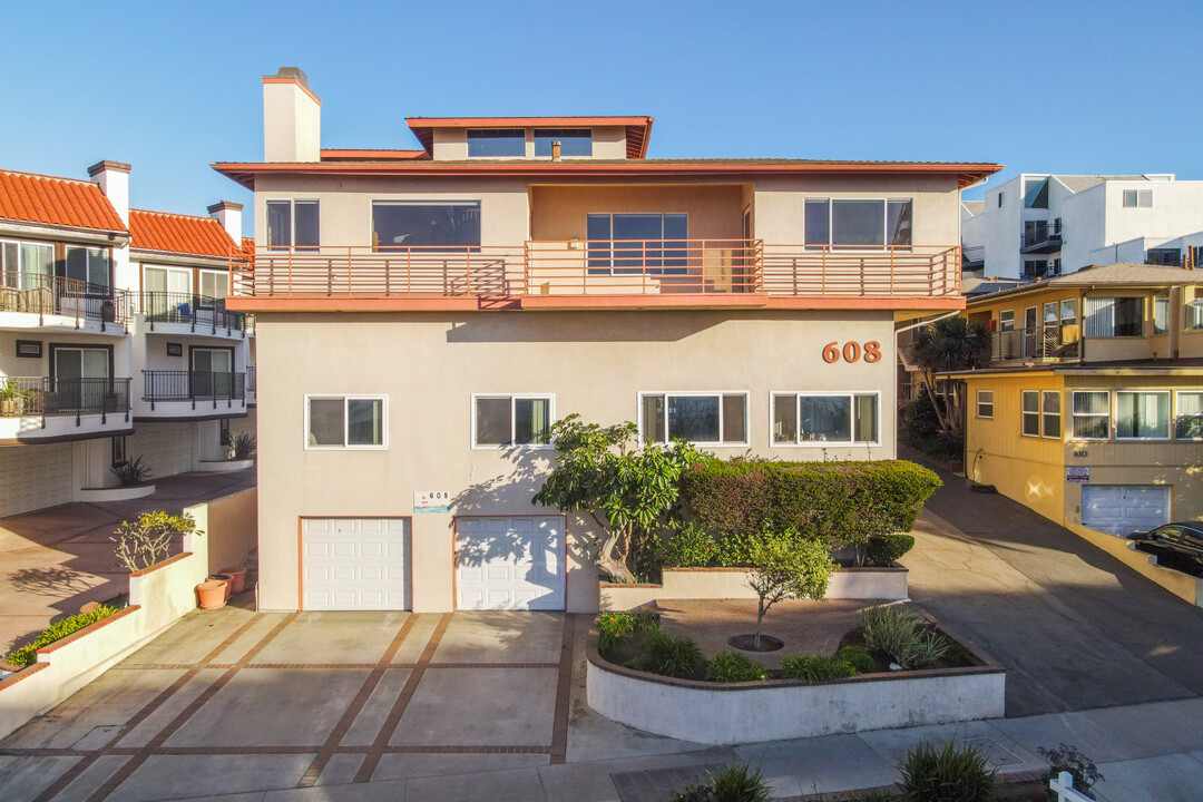 608 Esplanade in Redondo Beach, CA - Building Photo