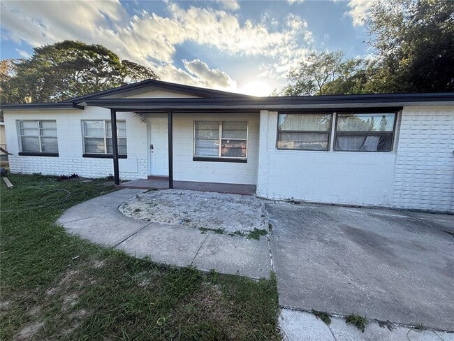 1418 Queensway Rd