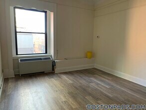 62 Boylston St, Unit 223 in Boston, MA - Foto de edificio - Building Photo