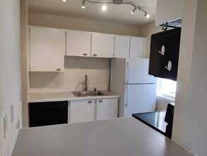 12429 NE 130th Ct, Unit G206 in Kirkland, WA - Foto de edificio - Building Photo