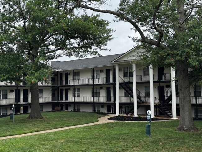 Flats at Turfland in Lexington, KY - Building Photo - Building Photo