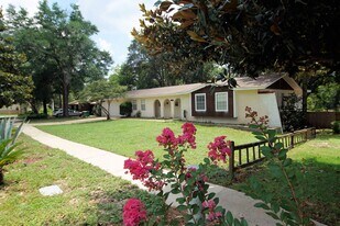 1016 Pine Lake Dr in Niceville, FL - Building Photo