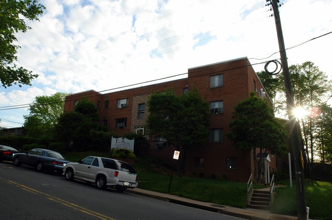 Fort Strong Apartments in Arlington, VA - Building Photo - Building Photo