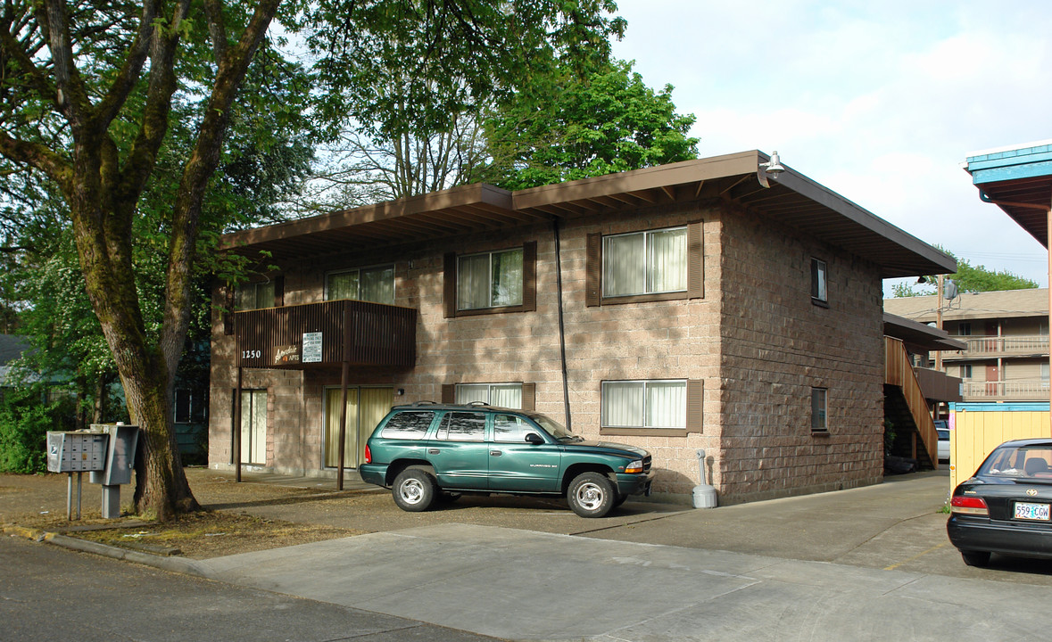 1250 Ferry St in Eugene, OR - Building Photo