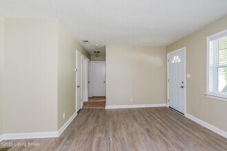 2215 Cavalier Dr in Louisville, KY - Building Photo - Building Photo