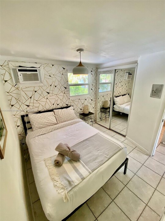 1310 NE 30th St in Oakland Park, FL - Building Photo
