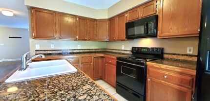 495 Popp's Ferry Rd in Biloxi, MS - Building Photo - Building Photo
