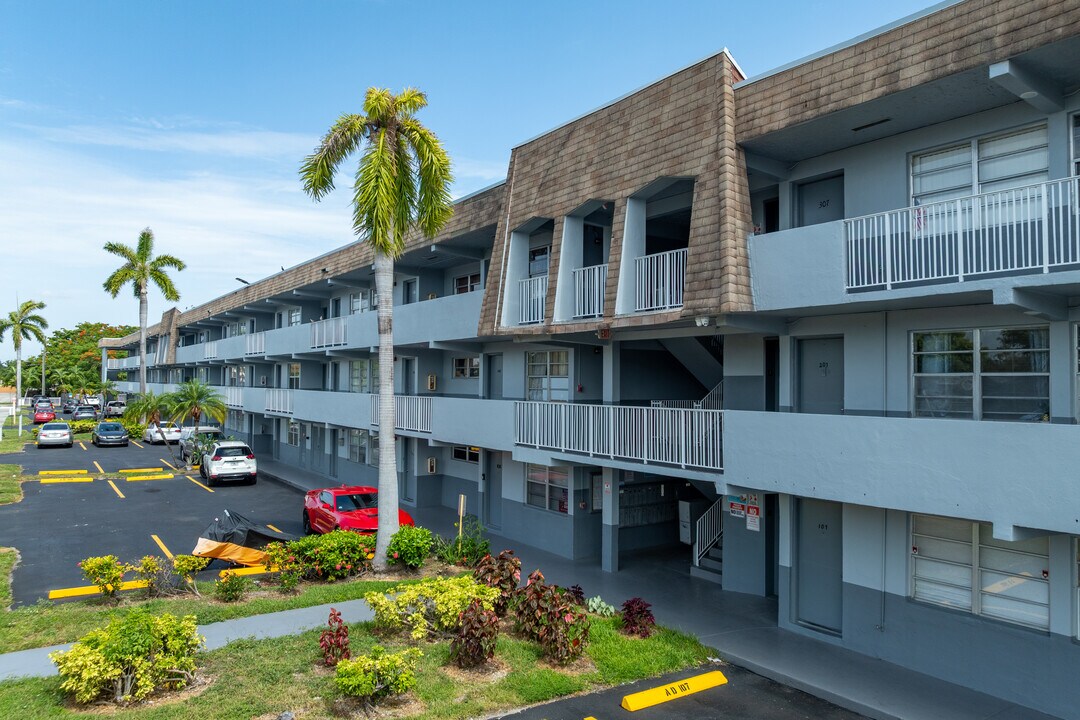 Aguadulce in Miami, FL - Building Photo