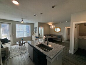 425 El Rio St in San Marcos, TX - Building Photo - Building Photo
