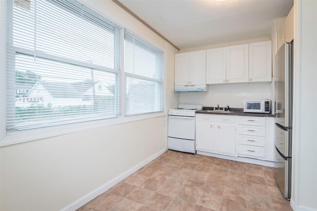 2350 Hempstead Tpke in East Meadow, NY - Building Photo - Building Photo