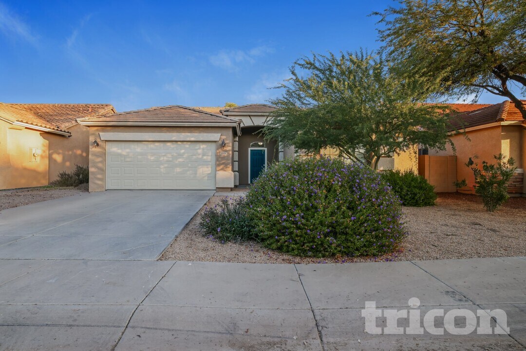 6934 W Sophie Ln in Phoenix, AZ - Building Photo