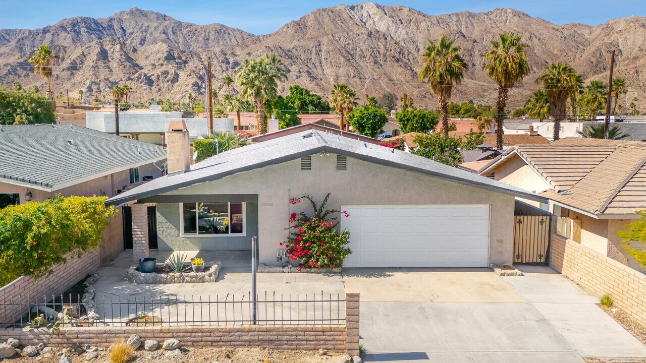 53385 Eisenhower Dr in La Quinta, CA - Building Photo