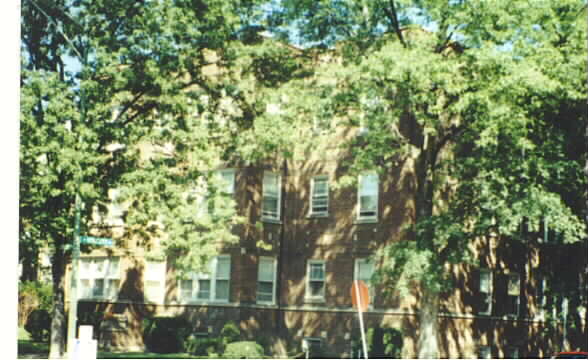 1900 W Touhy Ave in Chicago, IL - Building Photo