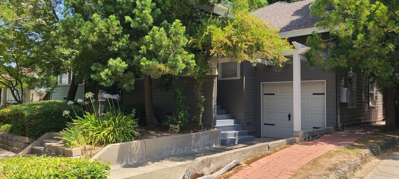 2553 27th St in Sacramento, CA - Building Photo