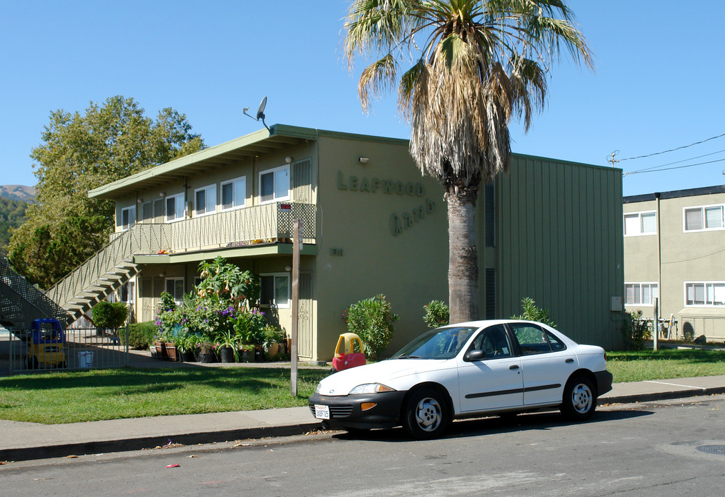 1311 Leafwood Dr in Novato, CA - Foto de edificio