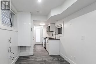 160-160 Lansdowne Ave in Toronto, ON - Building Photo - Building Photo