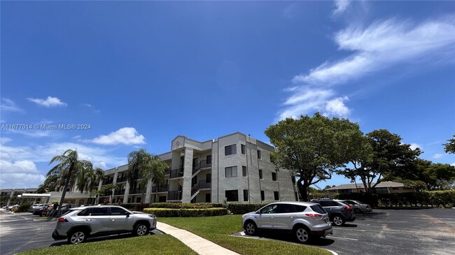 10350 E Clairmont Cir in Tamarac, FL - Building Photo - Building Photo