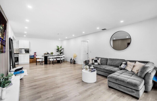 1735 NE 147th St in Miami, FL - Building Photo - Building Photo